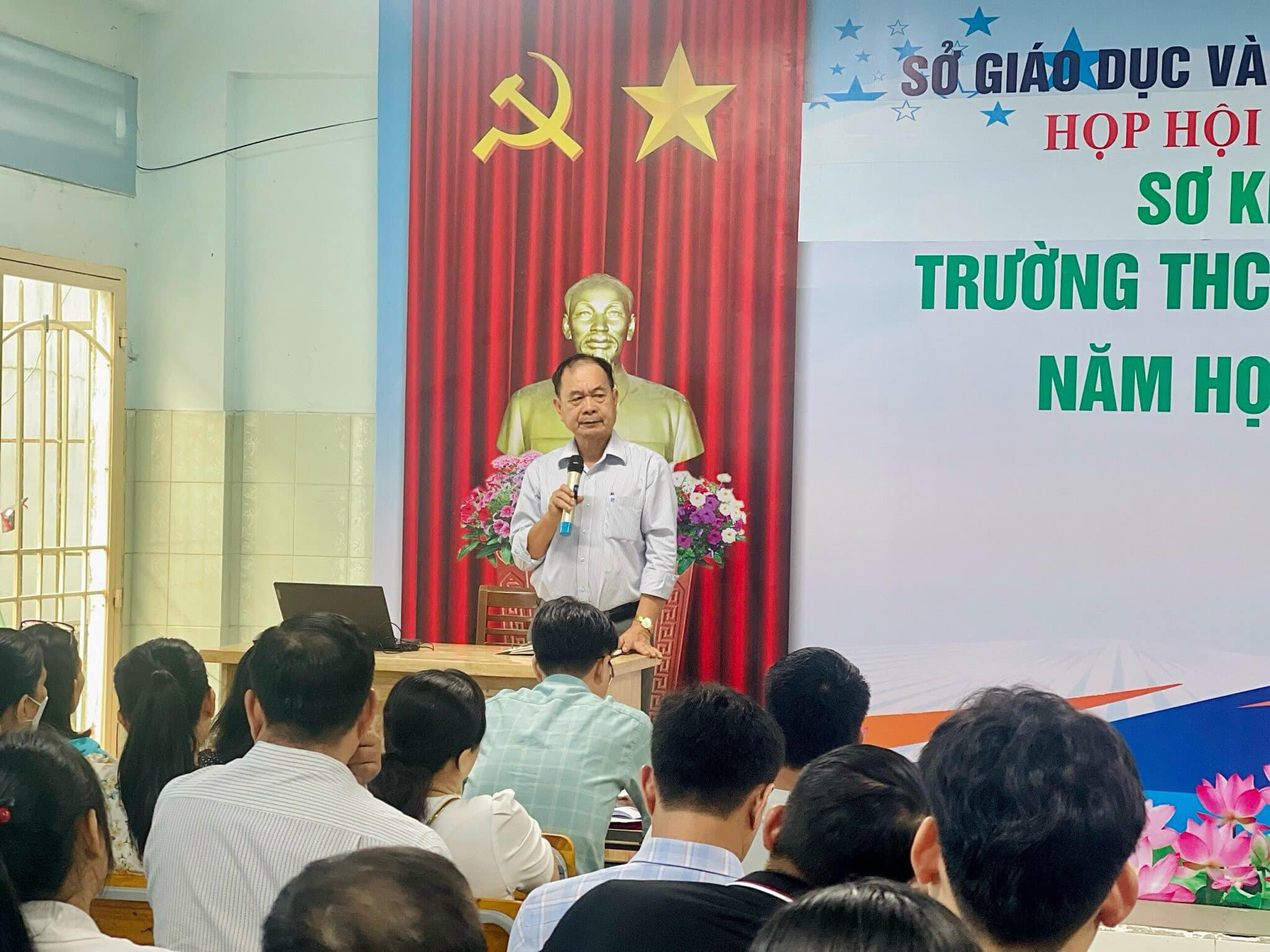 Họp Hội đồng sư phạm Sơ kết học kì 1, chuẩn bị phương hướng học kỳ 2 năm 2023 - 2024 và trang trí cảnh Tết - Trường THCS - THPT Tư thục Hồng Đức