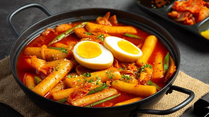 Tokbokki bao nhiêu calo? Cách ăn tokbokki không lo tăng cân