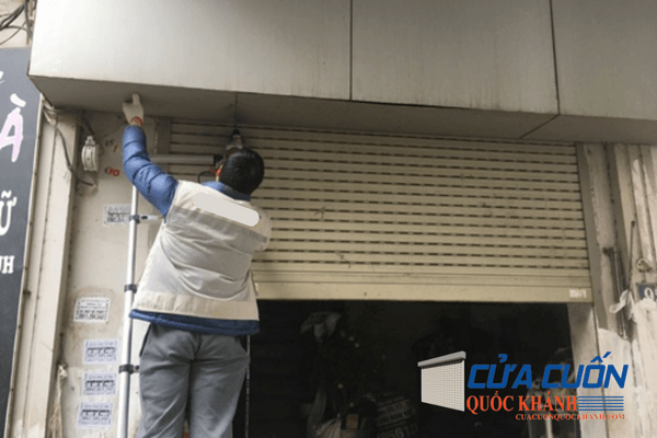 Thợ sửa cửa cuốn Quận 12 TP.HCM giá rẻ - Quốc Khánh