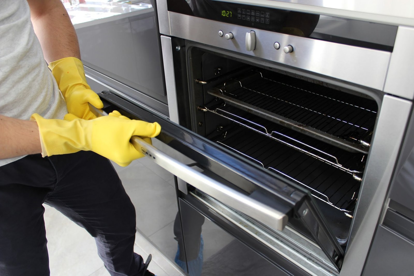 Essential Oven Cleaning Hacks for Busy Home Cooks