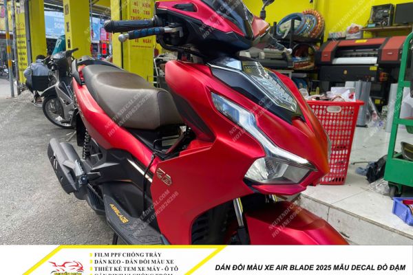 Dán đổi màu xe Air Blade 2025 mẫu decal đỏ đậm -         Nguyễn Decal - Chuyên Dán Keo Xe Design Tem Xe Decal Tem Xe Nguyễn Decal