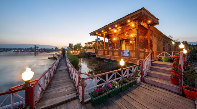 Key Factors to Know Before Buying a Luxury Houseboat