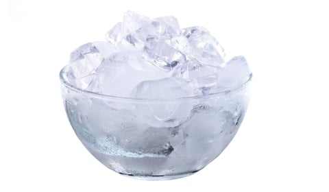 Rửa mặt bằng nước đá mỗi ngày có tốt không? Lợi ích và lưu ý – Newway - Thương hiệu uy tín hàng đầu trong lĩnh vực dược mỹ phẩm