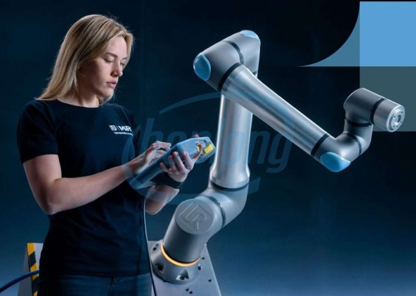 Universal Robots ra mắt cánh tay robot UR15: bước đột phá mới trong tự động hóa