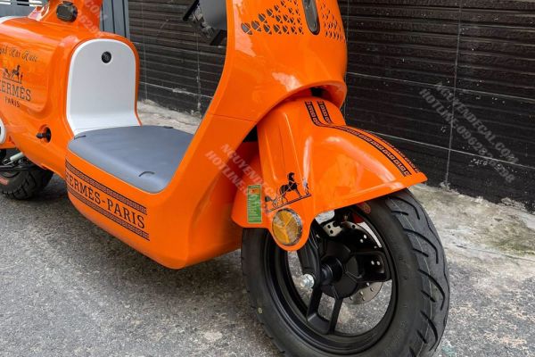 Tem xe điện thiết kế theo yêu cầu mẫu Hermes -         Nguyễn Decal - Chuyên Dán Keo Xe Design Tem Xe Decal Tem Xe Nguyễn Decal