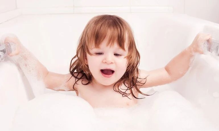Dung dịch vệ sinh cho bé gái 5 tuổi: Có nên dùng không? Hướng dẫn chọn và sử dụng đúng cách