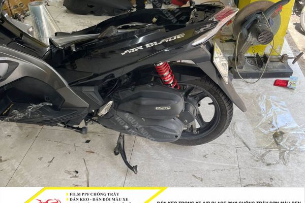 Dán keo trong xe Air Blade 2018 chống trầy sơn màu đen -         Nguyễn Decal - Chuyên Dán Keo Xe Design Tem Xe Decal Tem Xe Nguyễn Decal