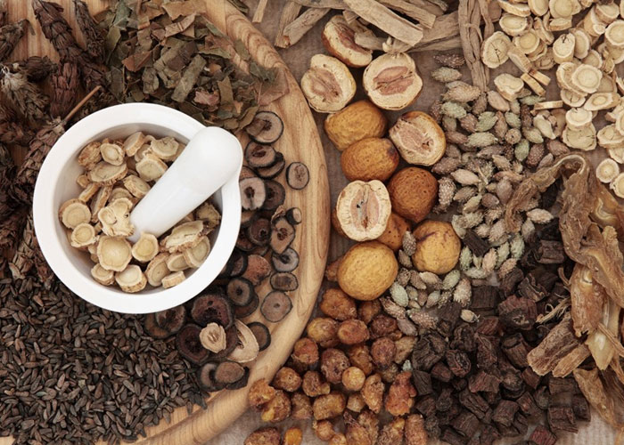 So sánh điều trị Đông y và Tây y cho thoát vị đĩa đệm