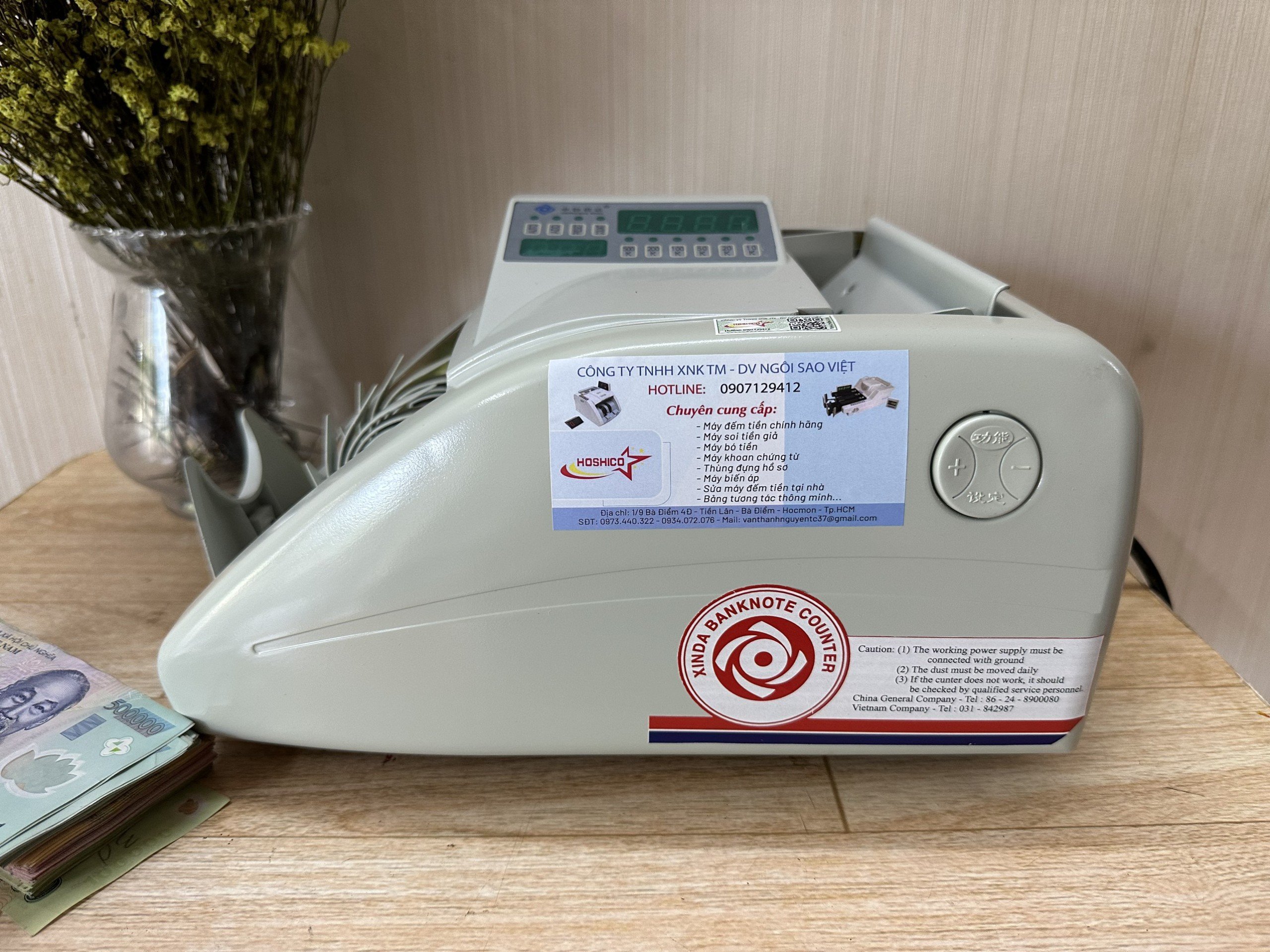 So sánh máy đếm tiền trong ngân hàng và doanh nghiệp