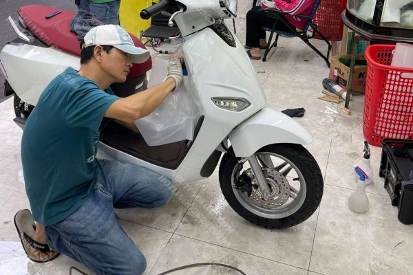 Dán keo 3 lớp xe điện Ventos màu trắng chống trầy -         Nguyễn Decal - Chuyên Dán Keo Xe Design Tem Xe Decal Tem Xe Nguyễn Decal