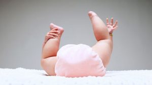 Trẻ 1 tháng tuổi đi ngoài mấy lần là bình thường? Giải mã tần suất và tính chất phân của trẻ sơ sinh – Chăm sóc trẻ em