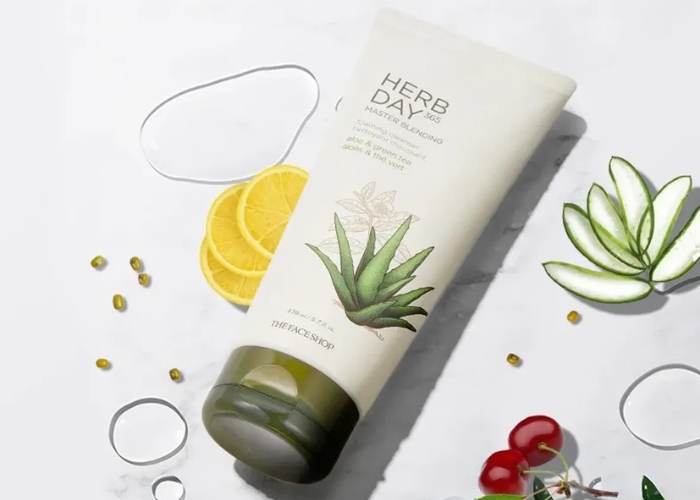Sữa Rửa Mặt Tạo Bọt Dành Cho Da Khô Herb Day 365 Master Blending Facial Foaming Cleanser Aloe & Green Tea 100ml