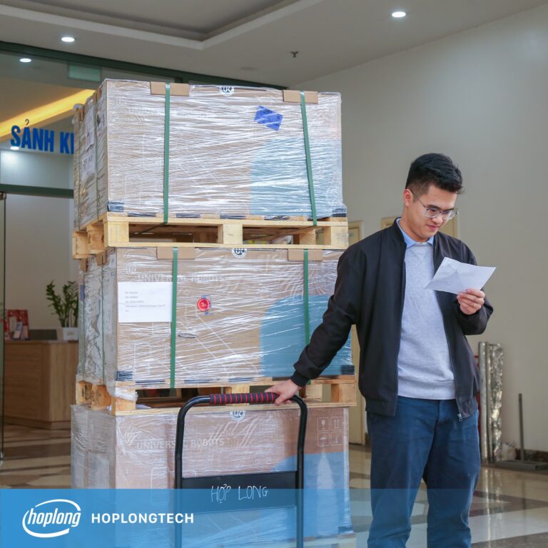 Hợp Long bàn giao thành công 03 hệ thống Robot Cộng tác UR3e cho đối tác sản xuất điện tử