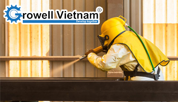 Máy phun cát khô và lợi ích trong làm sạch kim loại