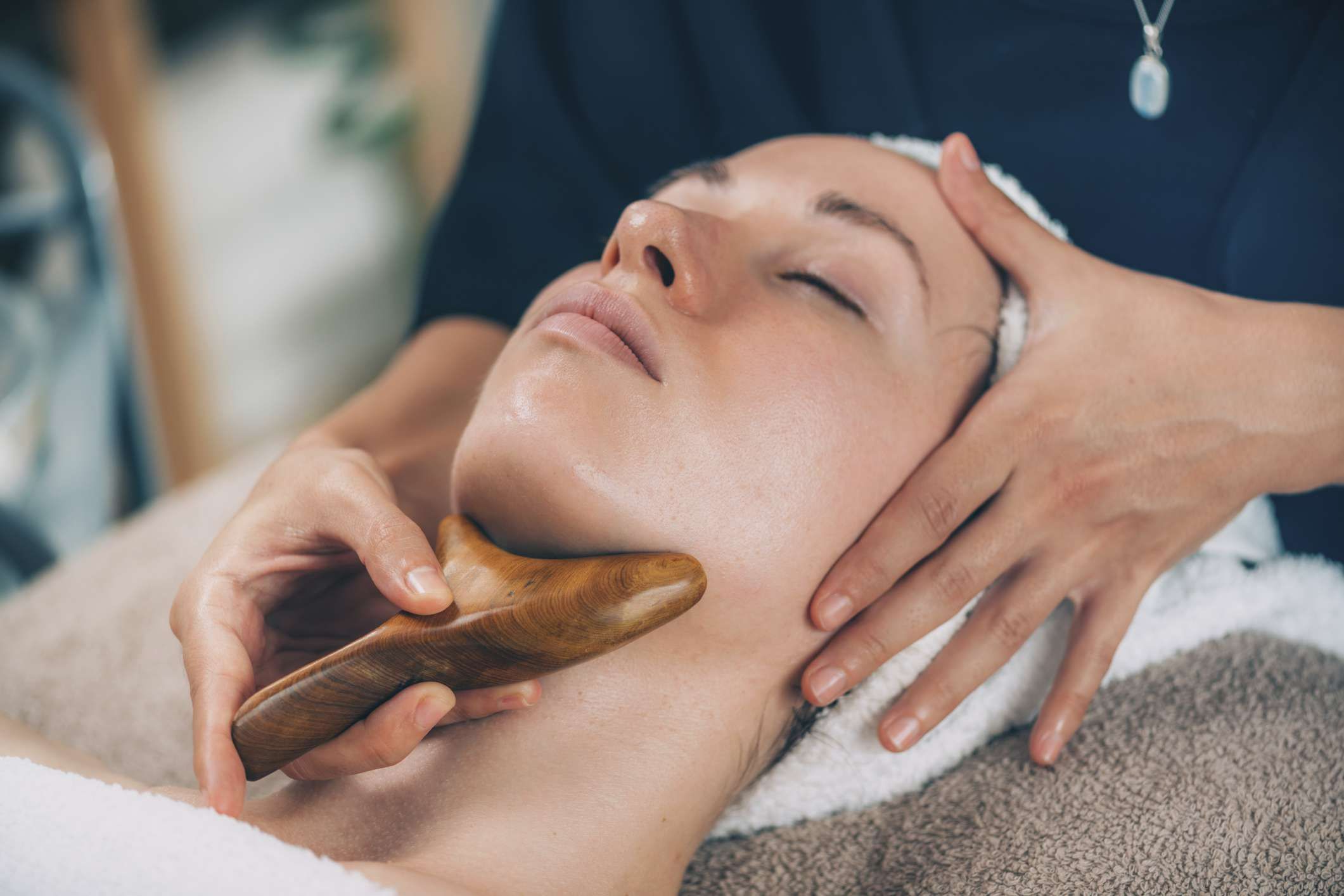 Massage bạch huyết: bí quyết giảm sưng mặt và làm sáng da tự nhiên