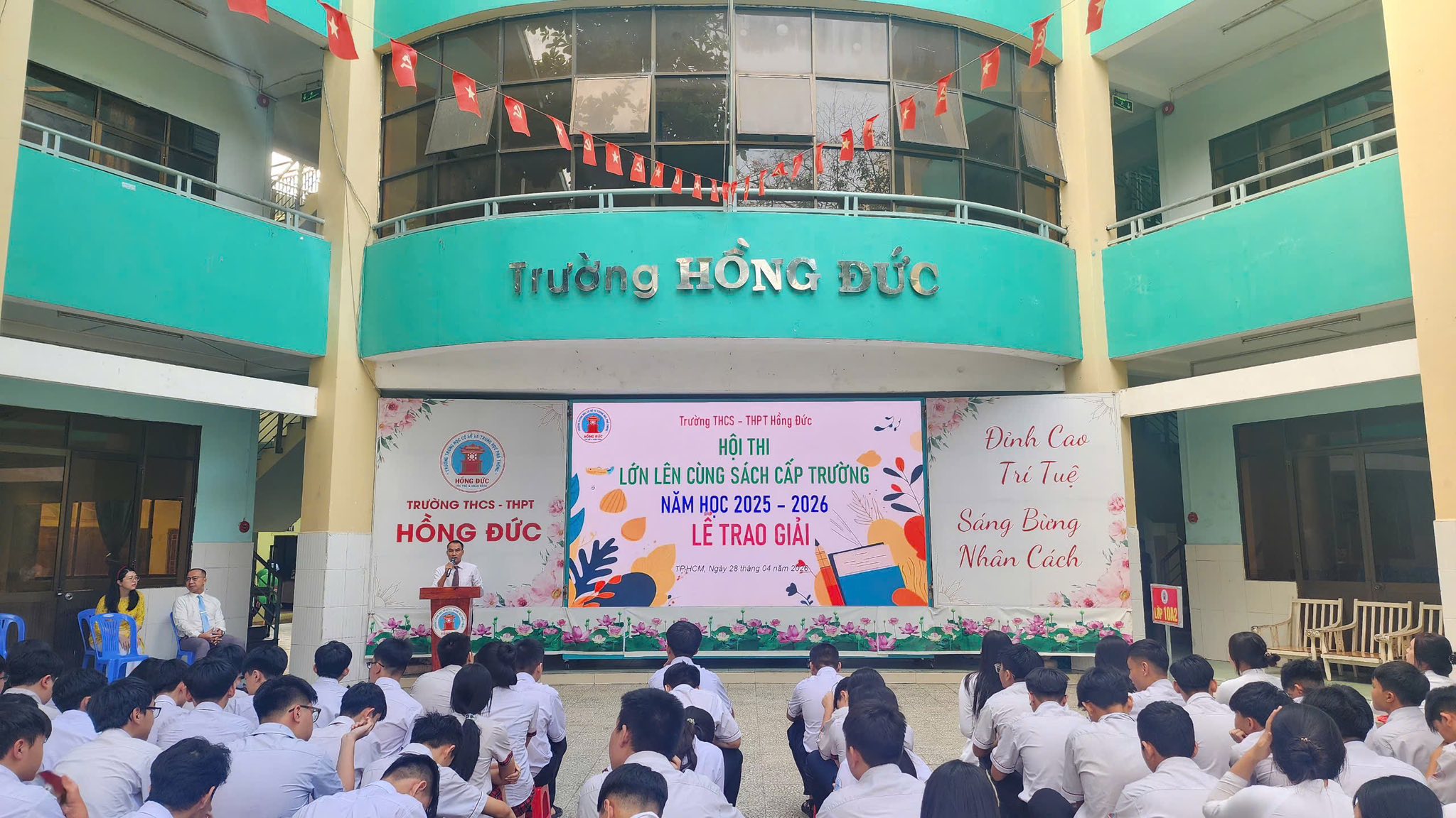 Lễ Trao Giải Hội Thi “Lớn Lên Cùng Sách” Cấp Trường Năm Học 2025 – 2026 - Trường THCS - THPT Tư thục Hồng Đức